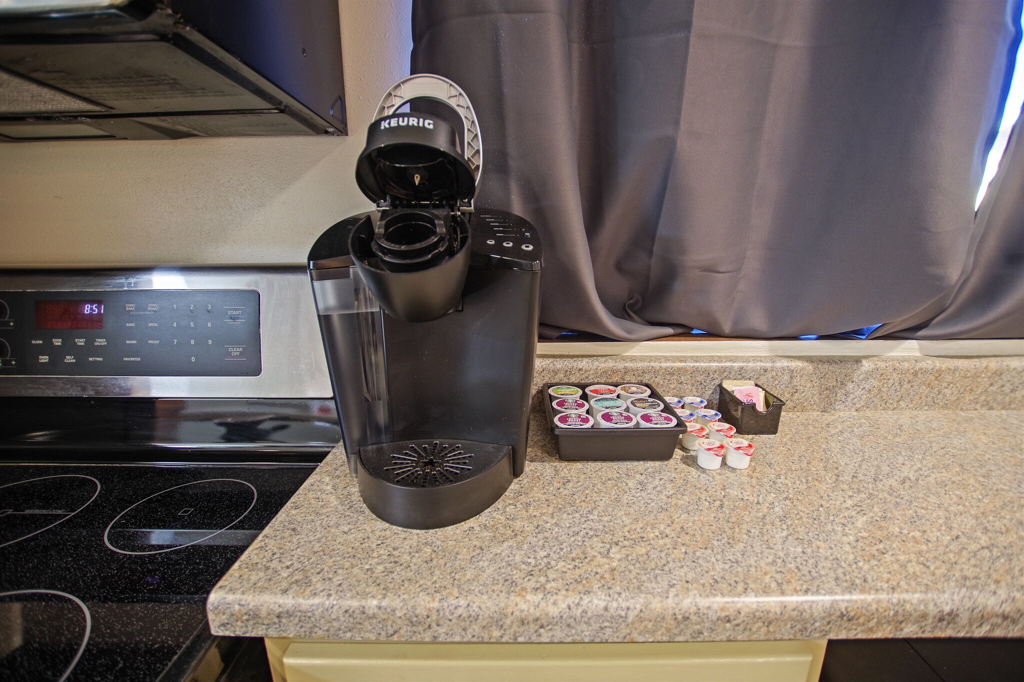 Une machine à café Keurig est posée sur un comptoir de cuisine, et sa minuterie est réglée sur 8 h 51.