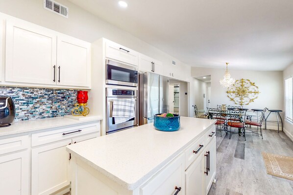 Fridge, microwave, oven, stovetop - Exquisite waterfront home with new construction, amazing views (West Tawakoni)