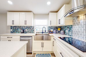 Fridge, microwave, oven, stovetop - Exquisite waterfront home with new construction, amazing views (West Tawakoni)