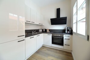 ثلاجة، فرن، موقد طهي مسطح، غسالة أطباق