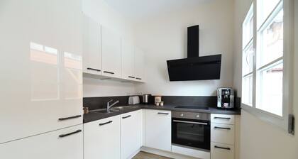 GroĂes Appartement mit Sonnigem Balkon Blick in den Innenhof