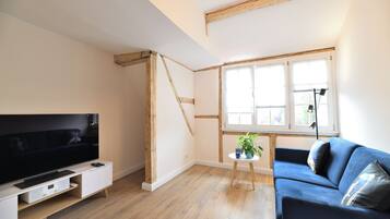 Smart-TV, Bücher, Stereoanlage