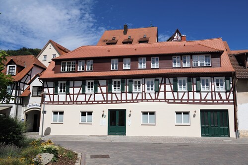 Großes Appartement mit sonnigem Balkon – Blick in den Innenhof
