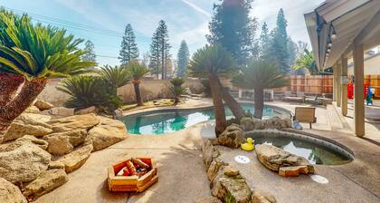 Palm tree retreat - pool, hot tub, putting green & firepit - dog-friendly