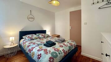 2 bedrooms, desk, iron/ironing board, travel crib