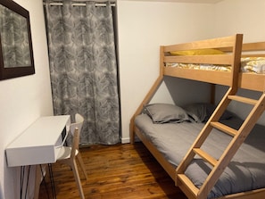 2 Schlafzimmer, Schreibtisch, Bügeleisen/Bügelbrett, Reisekinderbett