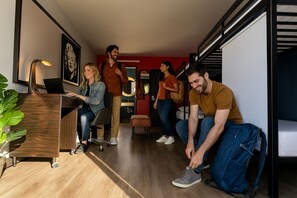 Skrivebord, strykejern/-brett, wi-fi (inkludert) og sengetøy