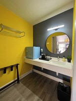 Escritorio, tabla de planchar con plancha, wifi gratis y ropa de cama 