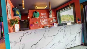 Un comptoir d’accueil moderne, doté d’un plateau en marbre et d’une affiche inspirante.