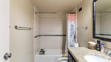 Douche, serviettes fournies, savon, shampoing