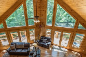 Smart TV, caminetto, lettore DVD, tavolo da calcetto