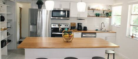 Kylskåp, mikrovågsugn, ugn och spishäll