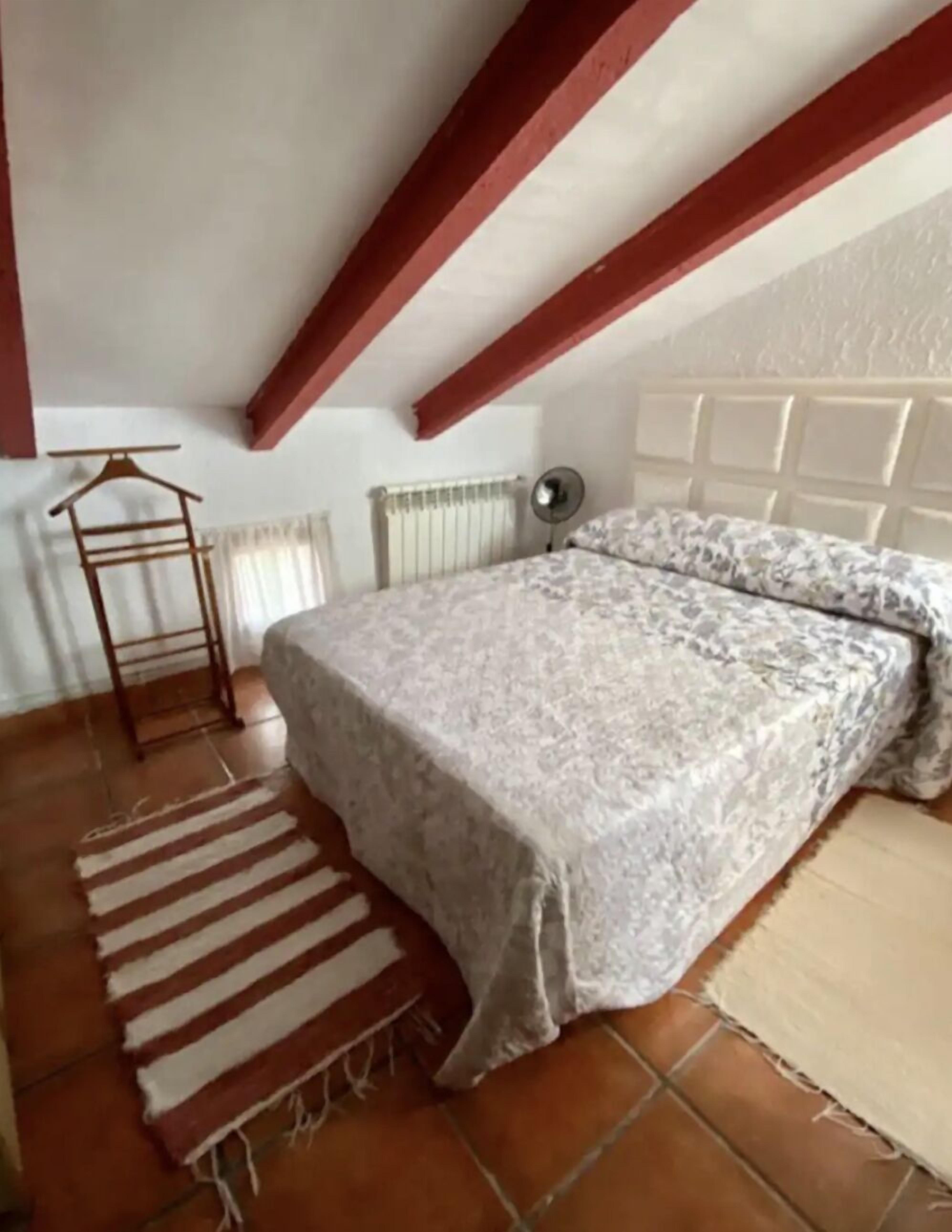 5 quartos, cofres nos quartos, escrivaninha