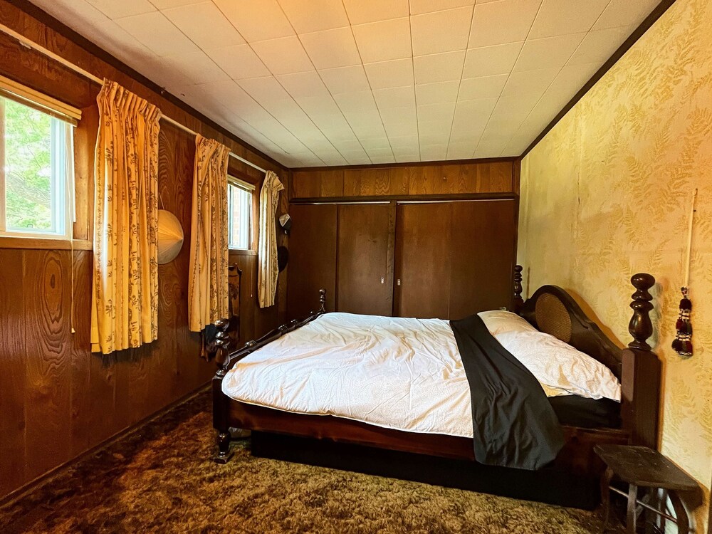 5 bedroom Rustic Farmhouse w acres of solitude, close to Niagara & Wine