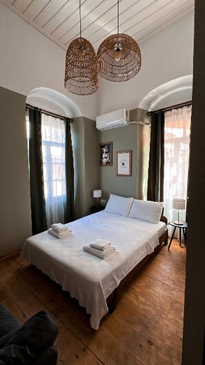 Habitación doble estándar, 1 cama matrimonial, para no fumadores | Decoración personalizada, muebles diferentes y wifi gratis 