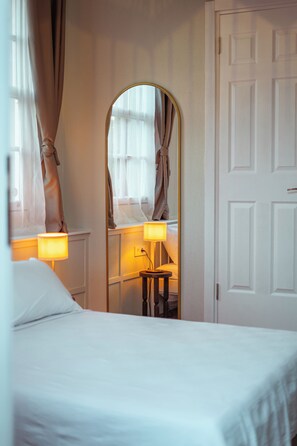 Habitación Deluxe, 1 cama matrimonial, para fumadores, vista a la ciudad | Decoración personalizada, muebles diferentes y wifi gratis 