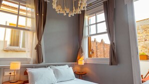 デラックス ルーム ダブルベッド 1 台 喫煙可 シティビュー | WiFi (無料)、客室ごとに異なる装飾、客室ごとに異なるインテリア、ベッドシーツ