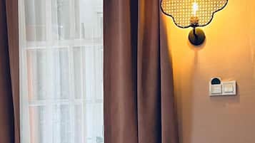 Habitación doble estándar, 1 cama matrimonial, para no fumadores, vista a la ciudad | Decoración personalizada, muebles diferentes y wifi gratis