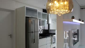 Apartamento panorâmico | Cozinha privada | Geladeira, talheres/pratos/utensílios de cozinha