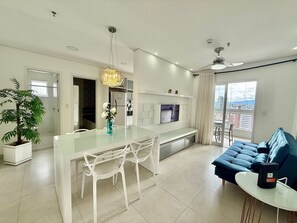 Panoramic Apartment | Living area | TV - Flat Unitá Homestay (Praia Grande)