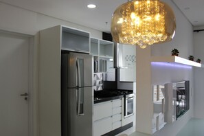 Panoramic Apartment | Private kitchen | Fridge, cookware/dishes/utensils - Flat Unitá Homestay (Praia Grande)