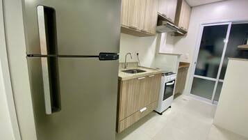 Appartamento Comfort | Cucina privata | Frigorifero, pentole/stoviglie/utensili