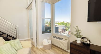 NEW Chic Urban Loft, 95 Walking Score, Private Patio, Full Kitchen, New Building
