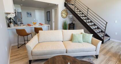 NEW Chic Urban Loft, 95 Walking Score, Private Patio, Full Kitchen, New Building