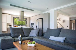 Smart TV, DVD player, ping pong, stereo
