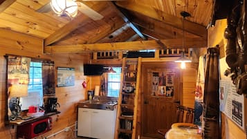 Refrigerador, microondas, parrilla de estufa y cafetera y tetera