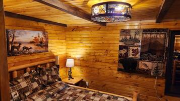 2 bedrooms, desk, WiFi, bed sheets