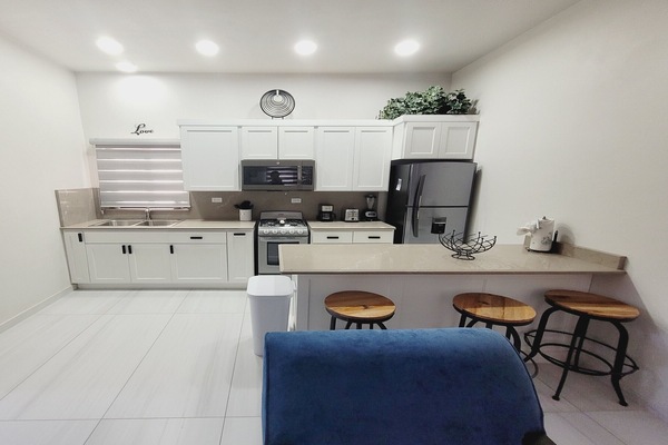 Refrigerador con freezer, microondas, tostadora, licuadora