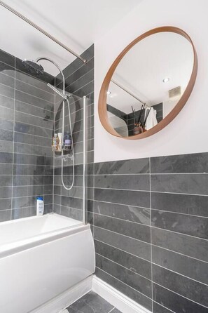 Bathtub, hair dryer - Contemporarily Designed 1BD Flat, Hackney (London)