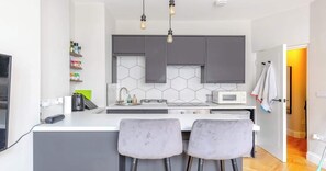 Microwave, oven, stovetop, cookware/dishes/utensils - Chic 1BD Flat in the Centre of London (London)