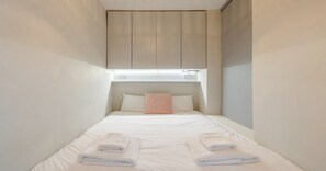 2 bedrooms, iron/ironing board, internet, bed sheets