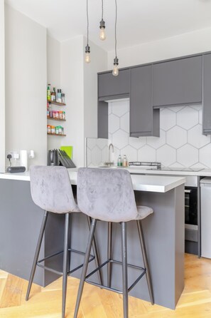 Microwave, oven, stovetop, cookware/dishes/utensils - Chic 1BD Flat in the Centre of London (London)