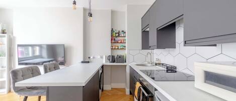 Micro-ondes, four, plaque de cuisson