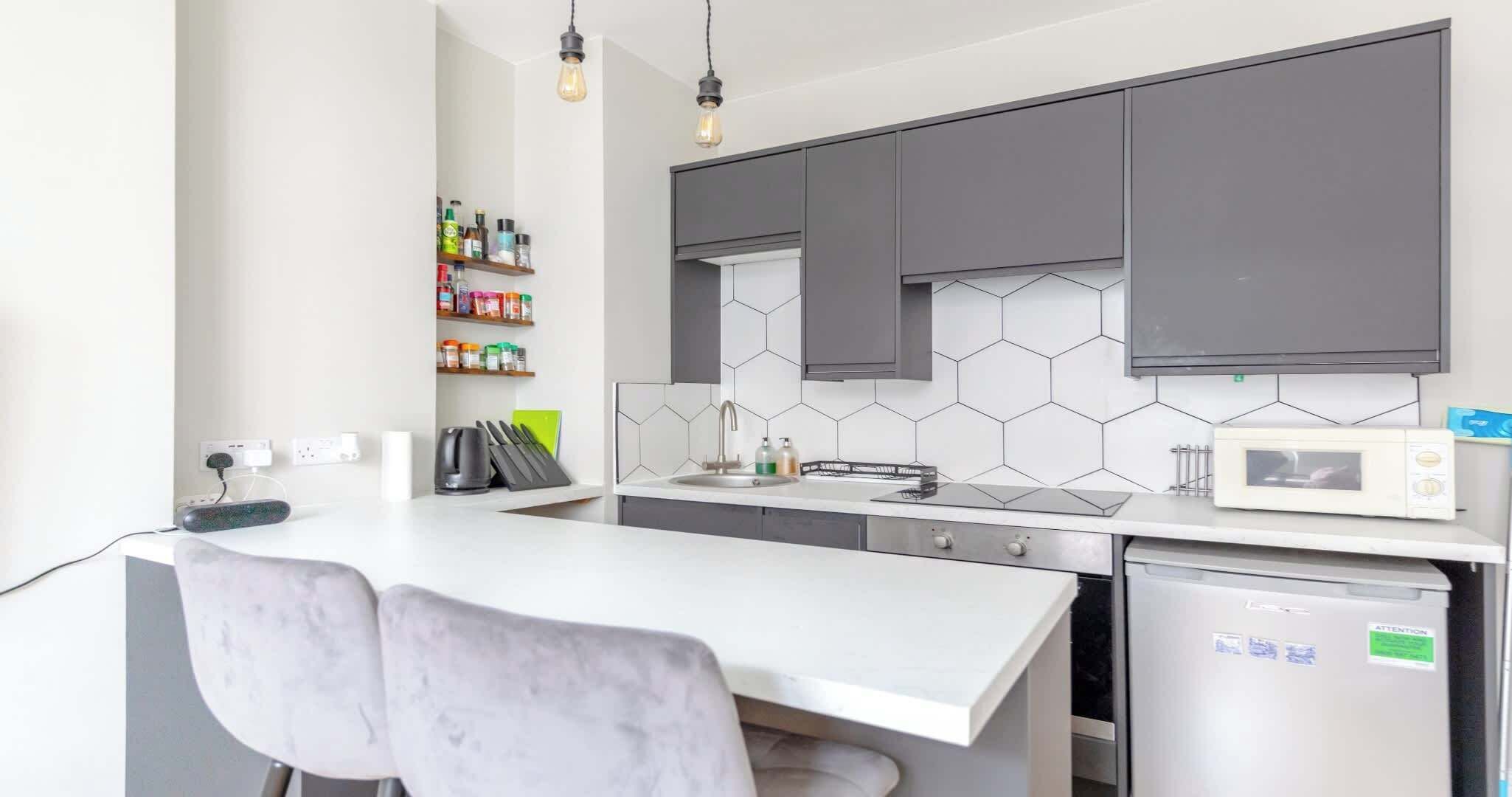 Microondas, horno, placa de cocina y hervidor eléctrico