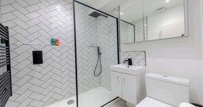 Shower, hair dryer - Chic 1BD Flat in the Centre of London (London)