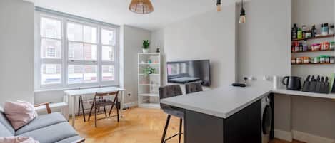 Fernseher, Stereoanlage, Arbeitsbereiche
