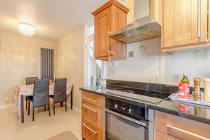 Fridge, microwave, oven, dishwasher - Lovely 3BD Family Home with Garden - Richmond (London)