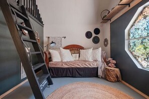 Smart TV, video library, stereo