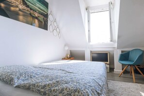 1 bedroom, iron/ironing board, internet, bed sheets - Bright and Central Studio Apartment for 2, Paris (Paris)