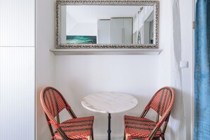 Interior - Bright and Central Studio Apartment for 2, Paris (Paris)