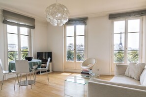 Una televisión, un reproductor estéreo