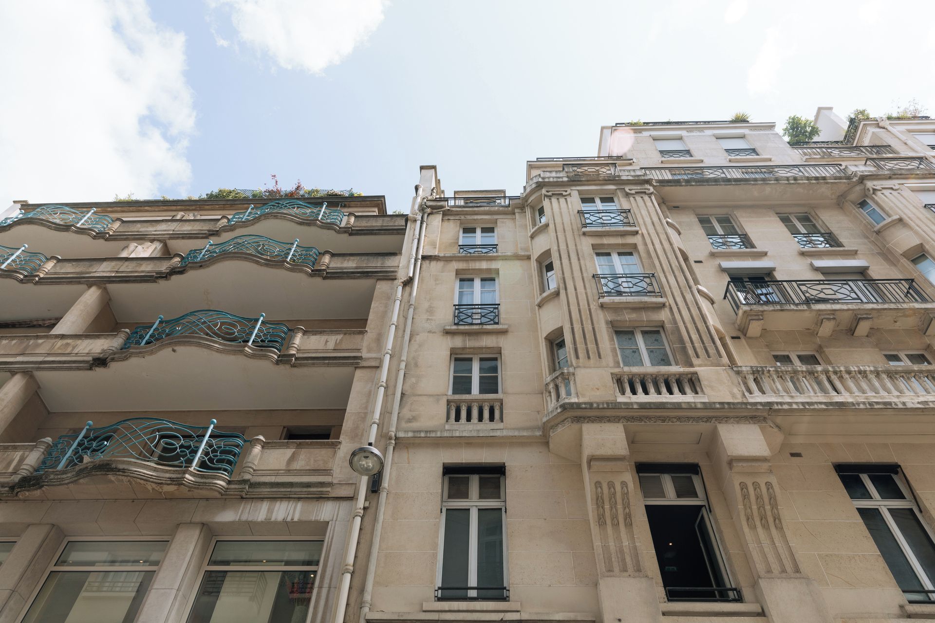 Ein mehrstöckiges Gebäude mit Balkonen und klassischer Architektur.