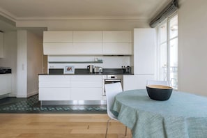 Coffee/tea maker, fridge, oven, dishwasher