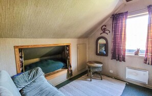 4 bedrooms, travel cot