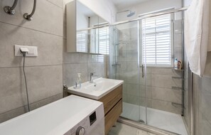 Shower, hair dryer - Cozy apartment in Funtana with WiFi (Funtana)
