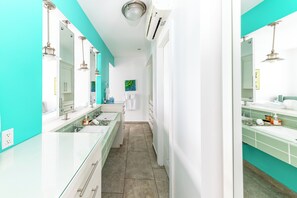 Bathtub, hair dryer, towels - Villa Cascade with Ocean Views (Providenciales and West Caicos)